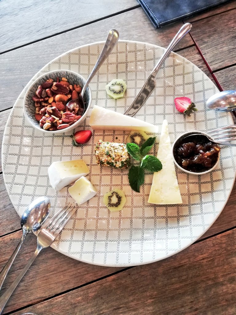 Take me back to a fantastic day out recently <a href="/KunjaniWines/">Kunjani Wines</a> 🎉🥂 Their wine and new summer menu are simply delicious and the wine farm views are beyond beautiful 😍 Full review up on the blog next week 🙌 #saykunjani