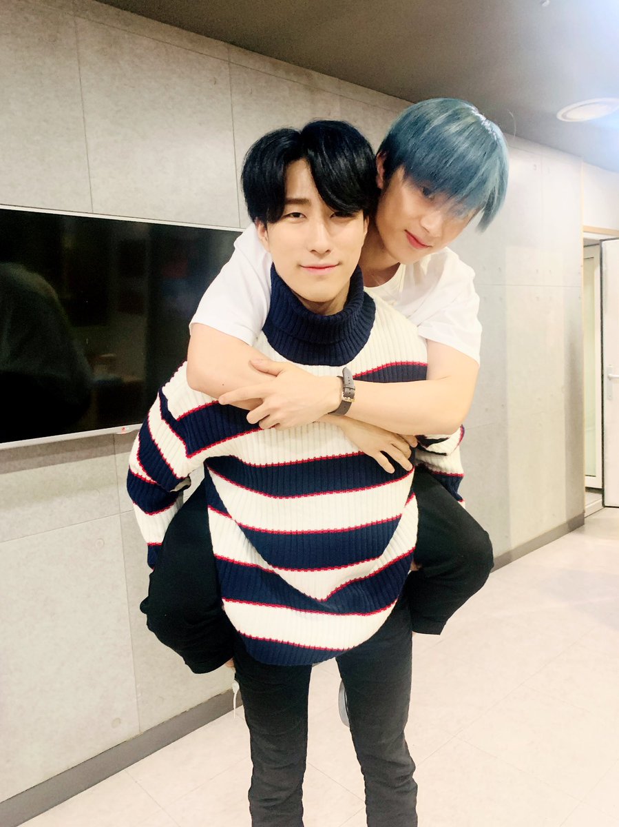 official_ONEWE's tweet photo. [#강현]

위브들 오늘 많은 썰
들어주셔서 감사드려용💜

(하린아 내일 출근
이렇게 해야 돼 ㅋㅋㅋ😆) https://t.co/4iWyx1Z27O