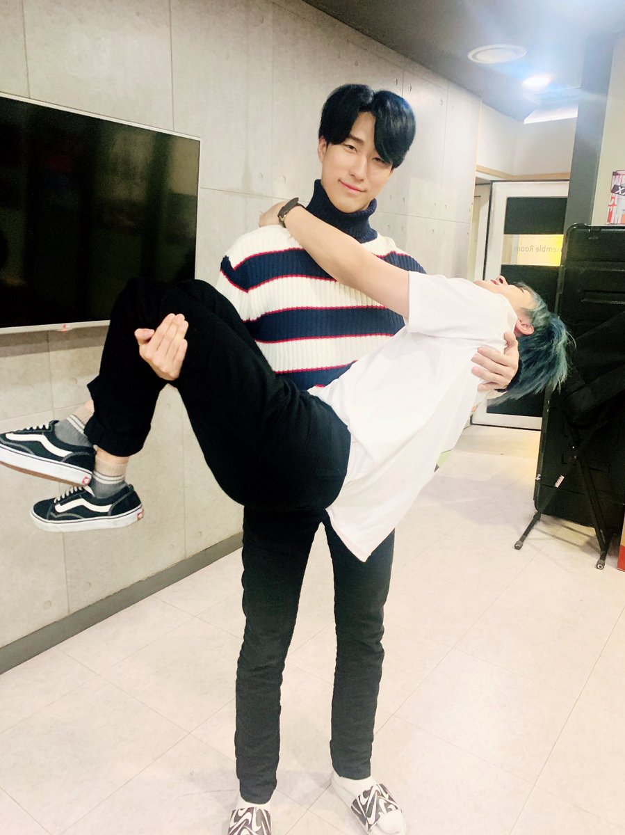 official_ONEWE's tweet photo. [#강현]

위브들 오늘 많은 썰
들어주셔서 감사드려용💜

(하린아 내일 출근
이렇게 해야 돼 ㅋㅋㅋ😆) https://t.co/4iWyx1Z27O