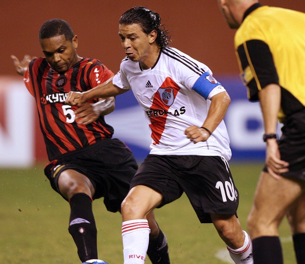 Paranaense y River nunca se cruzaron por la Libertadores, pero ya se conocen. En el 2006 los brasileros eliminaron a River por los 8vos de la Copa Sudamericana con un triunfo 1 a 0 en Nuñez y un empate 2 a 2 en Curitiba. El otro cruce está más fresco y fue por un título.