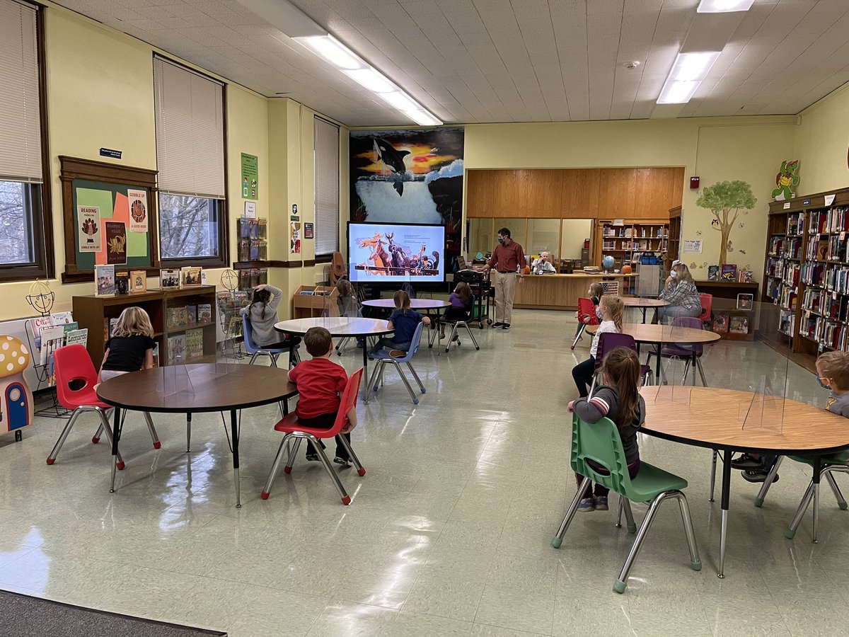 ekupiecTullyES's tweet photo. Socially distanced trip to the library! Barriers included! / ¡Viaje socialmente distanciado a la biblioteca! ¡Barreras incluidas! @tully_csd #TullyTogether #JuntosTully https://t.co/t6ulRtbWUY