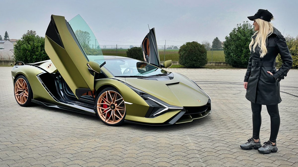 supercarblondie's tweet photo. First hybrid Lamborghini! Video out now https://t.co/ONLCtDXHx6 @Lamborghini https://t.co/drLWFOiR9p