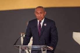 Les temps changent !
Le président de la #CAF #AhmadAhmad, a été suspendu 5 ans, par la #FIFA, de toutes activités et fonctions. On parle, entre autres, de détournement de fonds. Le malgache de 60 ans doit payer plus de 120 millions de FCFA d'amende.