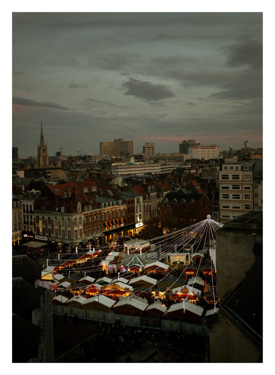 maximevisticot's tweet photo. Décembre 2019, quand l'ambiance de Noël régnait à Lille ✨ https://t.co/KDSmEkSrkl