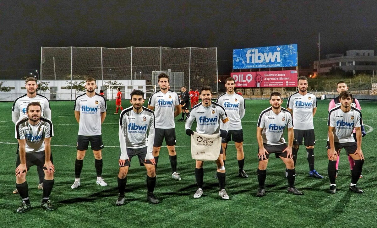 CEConstancia's tweet photo. 💪🏼 Una vegada més, donant suport al #MercatDelDijous🛍️
Dissabte vam fer un present als companys del @CE_ARTA i també queden convidats a #IncaCiutat a “fer Dijous”.
🤍🖤 Siurell fet per Francisca Truyol. Moltes gràcies!
#FilialTOP #TotsPlegats #FutbolLocal #PrimeraRegional https://t.co/Zq0s4QoI6q