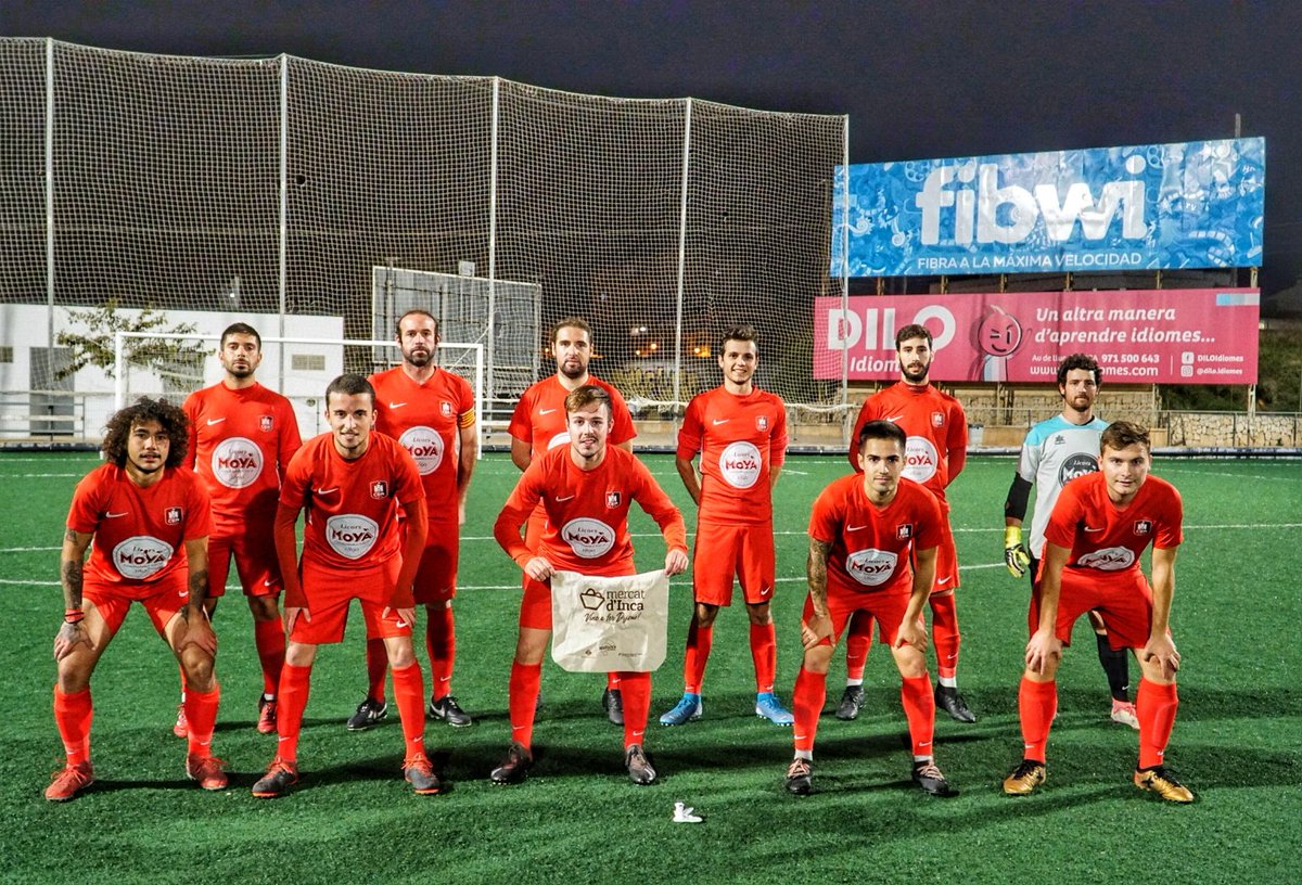 CEConstancia's tweet photo. 💪🏼 Una vegada més, donant suport al #MercatDelDijous🛍️
Dissabte vam fer un present als companys del @CE_ARTA i també queden convidats a #IncaCiutat a “fer Dijous”.
🤍🖤 Siurell fet per Francisca Truyol. Moltes gràcies!
#FilialTOP #TotsPlegats #FutbolLocal #PrimeraRegional https://t.co/Zq0s4QoI6q