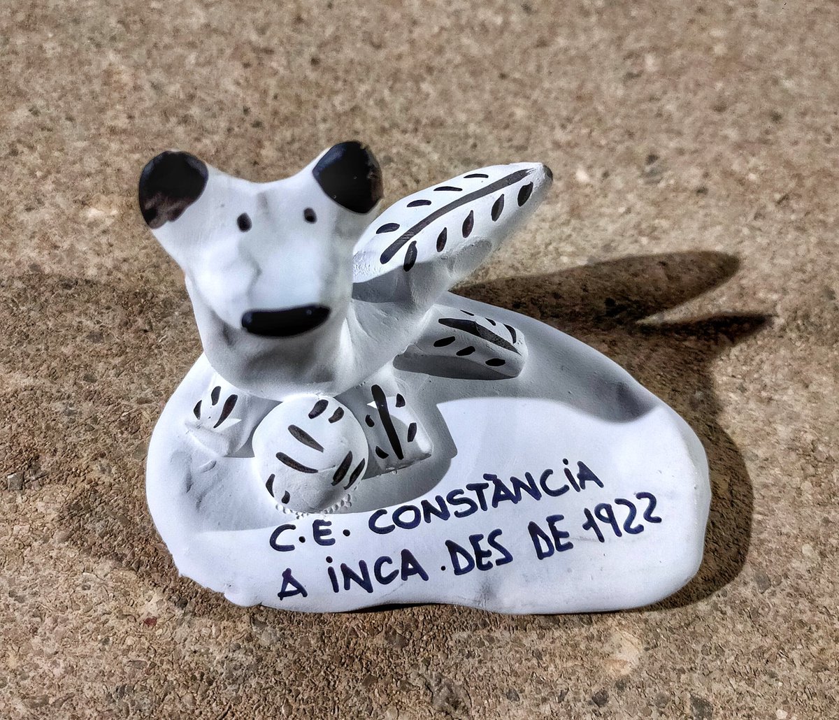 CEConstancia's tweet photo. 💪🏼 Una vegada més, donant suport al #MercatDelDijous🛍️
Dissabte vam fer un present als companys del @CE_ARTA i també queden convidats a #IncaCiutat a “fer Dijous”.
🤍🖤 Siurell fet per Francisca Truyol. Moltes gràcies!
#FilialTOP #TotsPlegats #FutbolLocal #PrimeraRegional https://t.co/Zq0s4QoI6q
