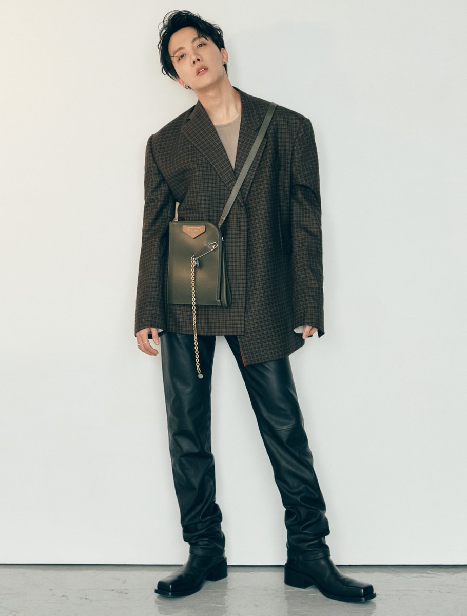 BTS_Spain's tweet photo. 📷 FOTOS | Más imágenes de @BTS_twt para el próximo número de la revista Esquire [1/4] ✨

📎 https://t.co/NGziM08VJ8

Ⓒ Esquire https://t.co/dFpA9WE1Yv