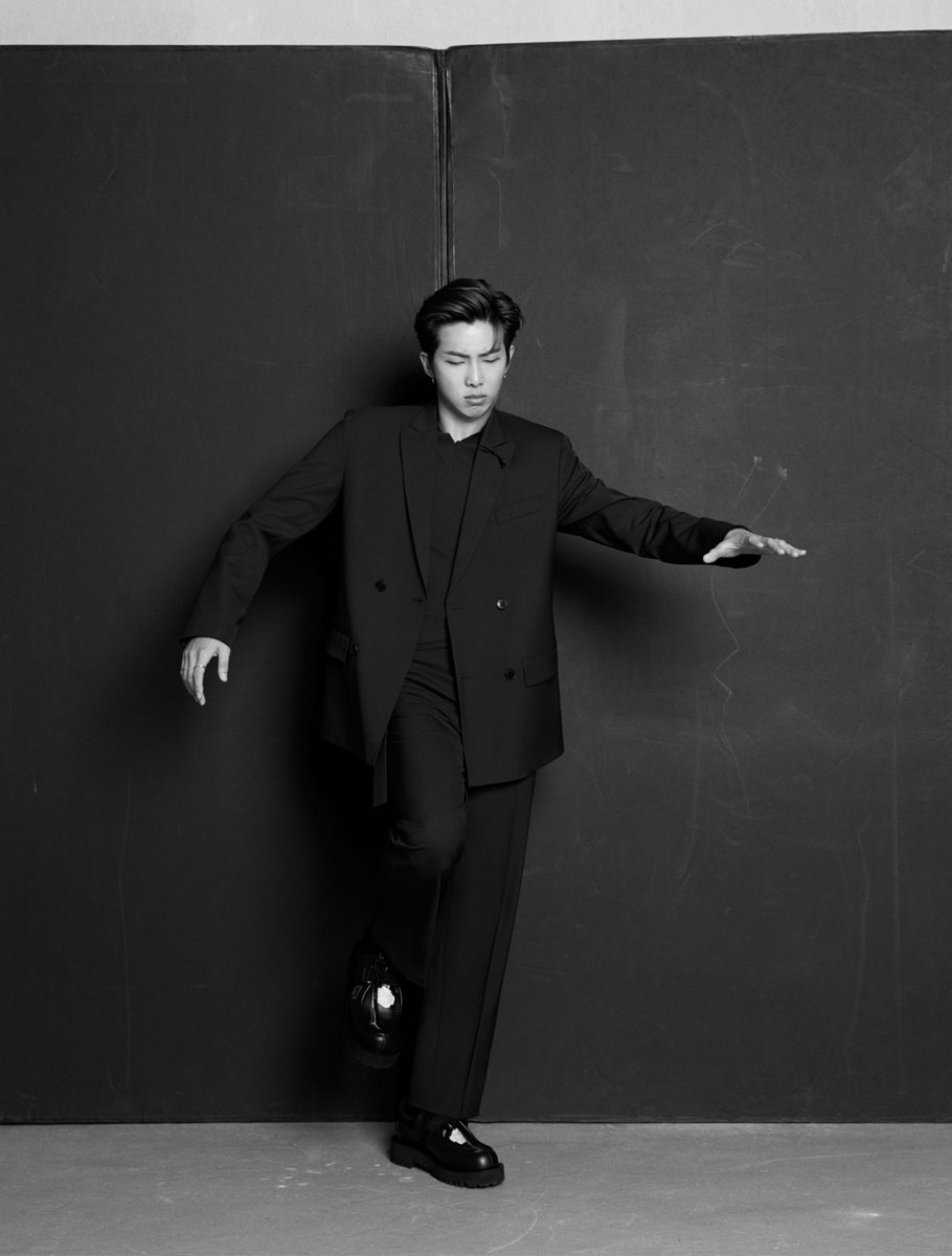 BTS_Spain's tweet photo. 📷 FOTOS | Más imágenes de @BTS_twt para el próximo número de la revista Esquire [3/4] ✨

📎 https://t.co/NGziLZRkky

Ⓒ Esquire https://t.co/HVAxQF8Lex