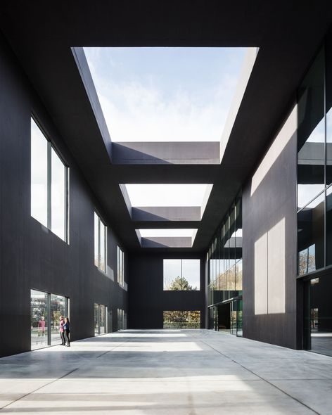 [EQUERRE D'ARGENT 2020] Le théâtre du Maillon à Strasbourg <a href="/MaillonTh/">Maillon Théâtre</a>, conçu par <a href="/LANArchitecture/">LAN Architecture</a>, lauréat du prix Culture, jeunesse et sport, au palmarès #Equerre2020
#AMCarchi #teamarchi
buff.ly/3pT5lu8