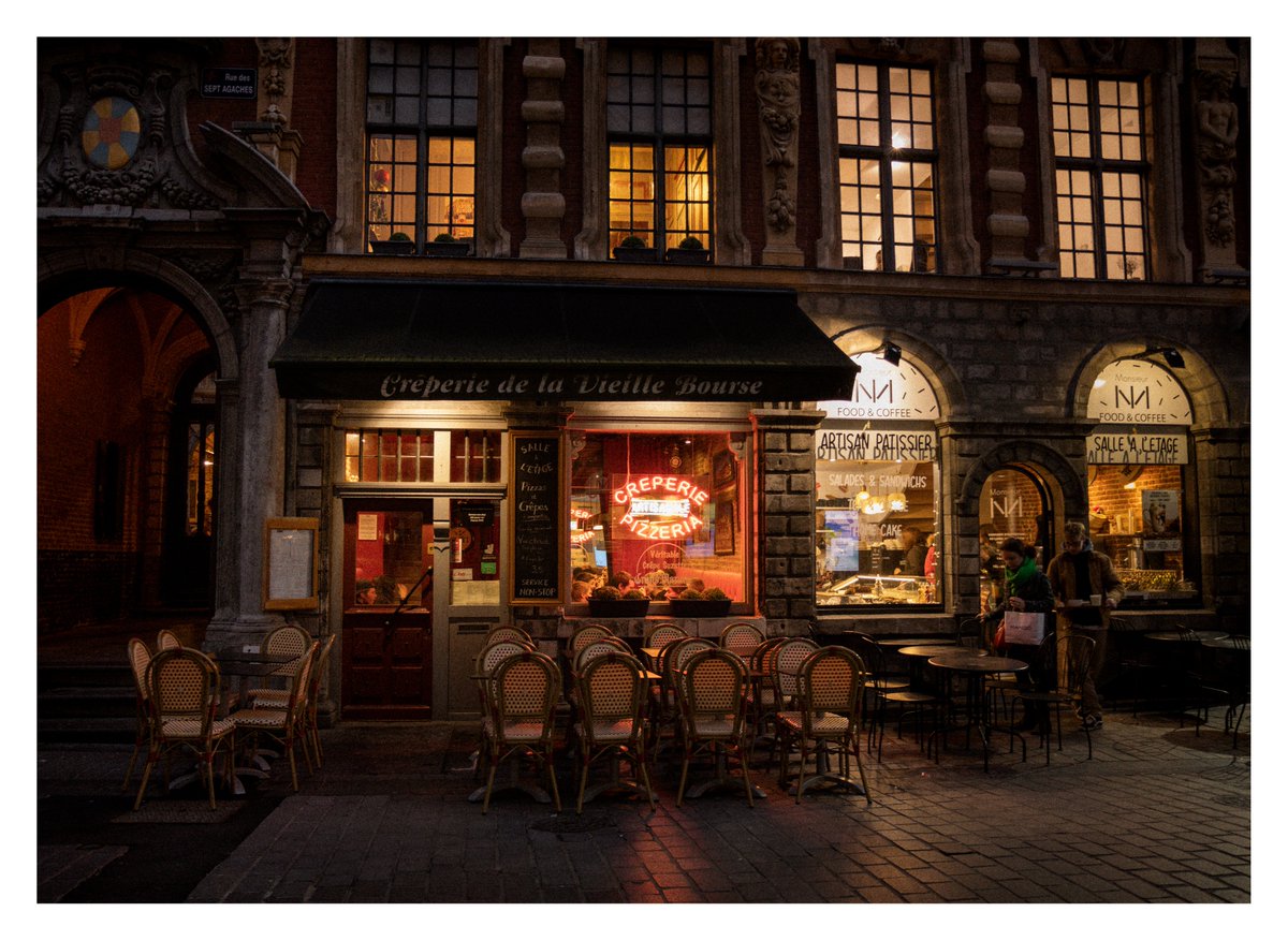 maximevisticot's tweet photo. Décembre 2019, quand l'ambiance de Noël régnait à Lille ✨ https://t.co/KDSmEkSrkl