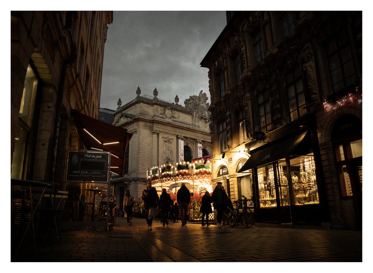 maximevisticot's tweet photo. Décembre 2019, quand l'ambiance de Noël régnait à Lille ✨ https://t.co/KDSmEkSrkl