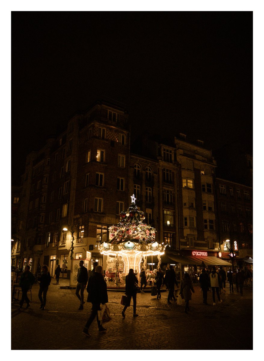 maximevisticot's tweet photo. Décembre 2019, quand l'ambiance de Noël régnait à Lille ✨ https://t.co/KDSmEkSrkl