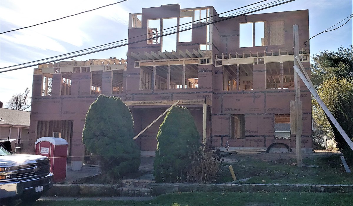 lcarlislearcht's tweet photo. Our #NarragansettRI new construction is starting to take shape! This water view home is going to be gorgeous! #RIArchitect #ShingleStyleHome #CoastalLiving #CoastalHome #MondayMotivation https://t.co/zhVSegAF36