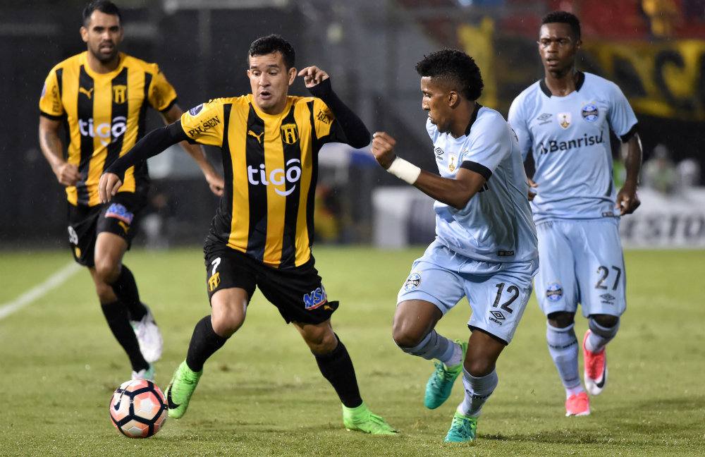 El otro fue por la primera fase de la Copa 2017 que Gremio terminaría conquistando. Un empate a 1 en Paraguay y una goleada de Gremio por 4 a 1 en Brasil. Gremio cayó 1 de 12 juegos ante paraguayos por la Libertadores como local y no pierde en Paraguay desde 2002 (Olimpia).