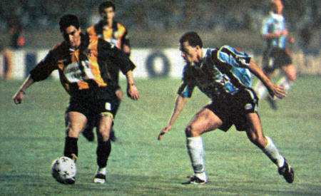 Guaraní y Gremio jugarán una de las llaves de octavos. Hay dos antecedentes entre ambos. En los octavos de la copa 1997 Guaraní ganó 2 a 1 de local. La revancha fue para Gremio por el mismo marcador. En penales avanzó Gremio con un tanto marcado por el Chiqui Arce.