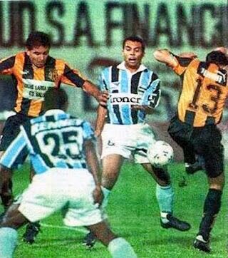 Guaraní y Gremio jugarán una de las llaves de octavos. Hay dos antecedentes entre ambos. En los octavos de la copa 1997 Guaraní ganó 2 a 1 de local. La revancha fue para Gremio por el mismo marcador. En penales avanzó Gremio con un tanto marcado por el Chiqui Arce.