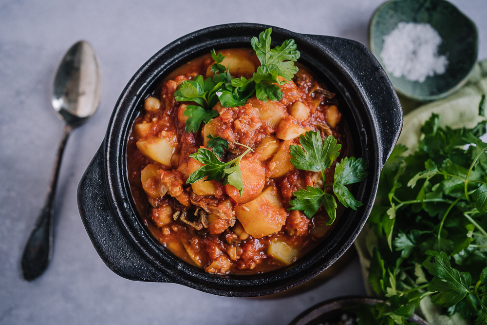 Kokeilepa tästä maukasta ja mausteista peruna-kikhernepata talven lämpimiksi!
perunasta.fi/resepti/lammit…
 #peruna365 #potatis365 <a href="/Satokausi/">Satokausikalenteri</a>