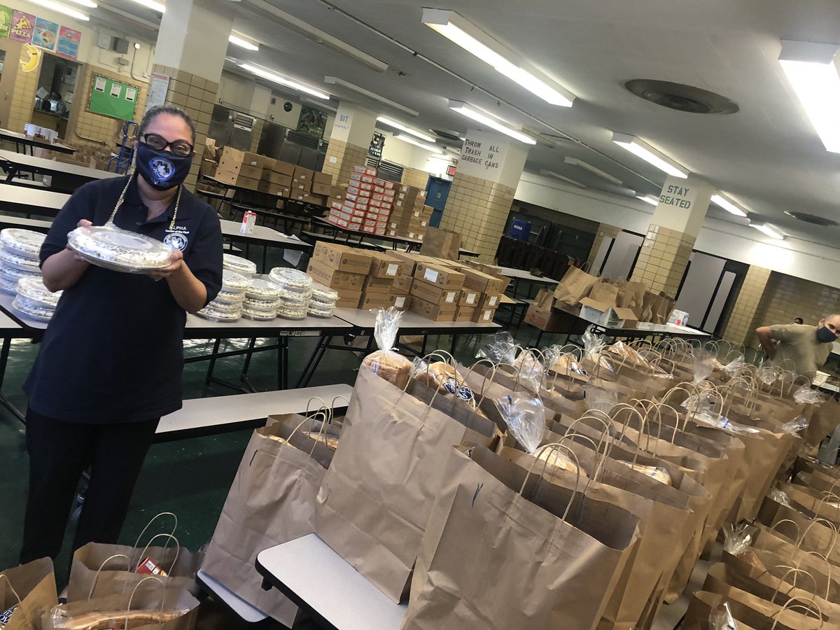 PSMS140M's tweet photo. 🦃Feeling Grateful to @TrinityWallSt for providing us with this bounty (groceries and thanksgiving dinner for 200 families) to share with our families 💕 Thankful for our PS 140 staff and @EdAlliance staff for help us pack and distribute. @District1NYC @1ManhattanTeam https://t.co/ThyK7RAYEz