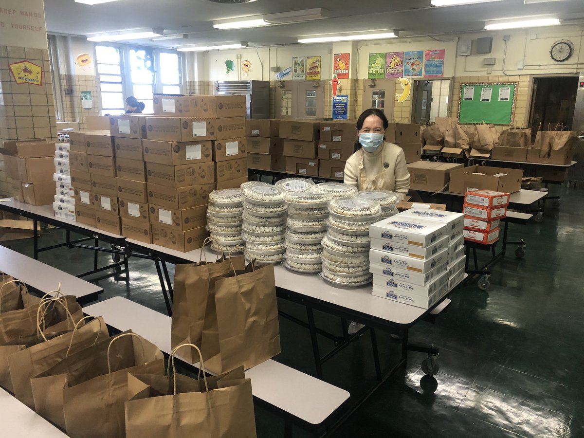 PSMS140M's tweet photo. 🦃Feeling Grateful to @TrinityWallSt for providing us with this bounty (groceries and thanksgiving dinner for 200 families) to share with our families 💕 Thankful for our PS 140 staff and @EdAlliance staff for help us pack and distribute. @District1NYC @1ManhattanTeam https://t.co/ThyK7RAYEz