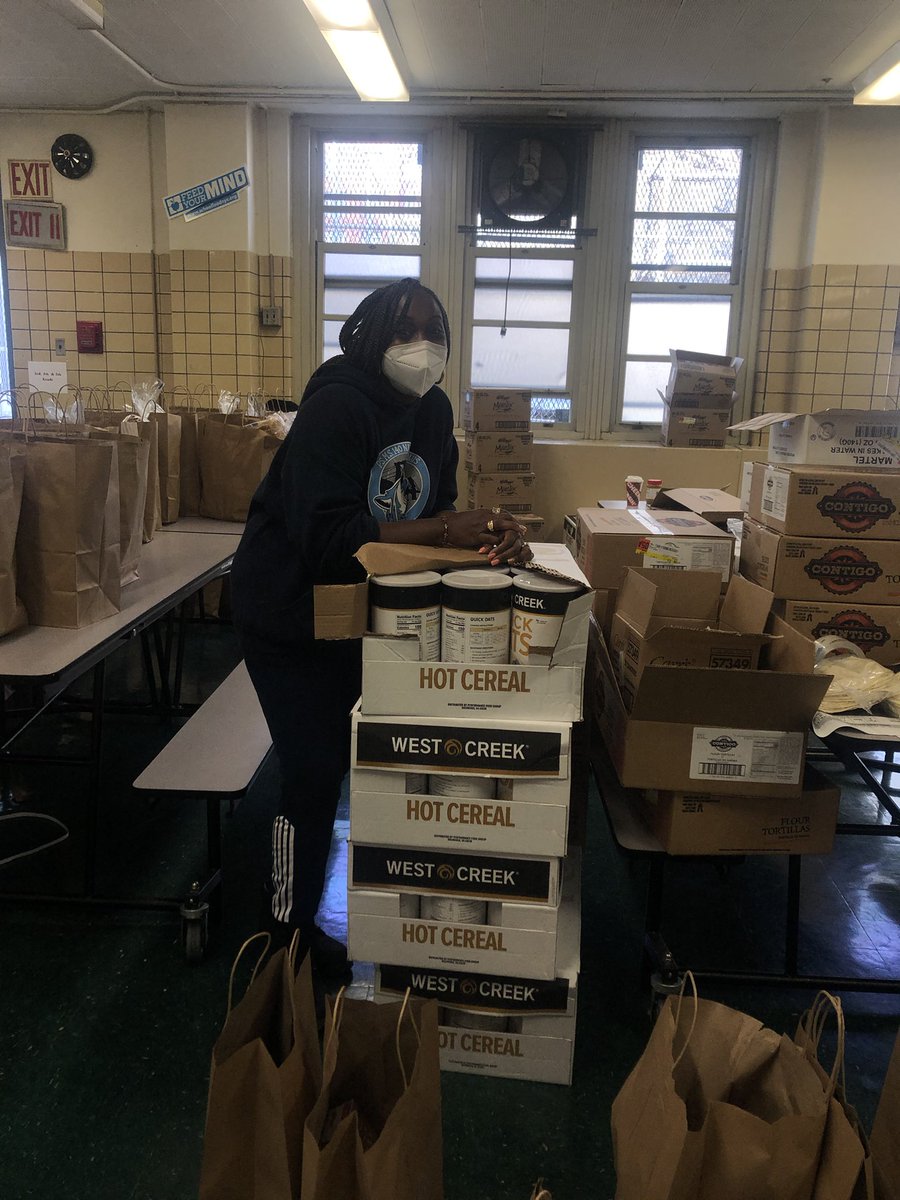 PSMS140M's tweet photo. 🦃Feeling Grateful to @TrinityWallSt for providing us with this bounty (groceries and thanksgiving dinner for 200 families) to share with our families 💕 Thankful for our PS 140 staff and @EdAlliance staff for help us pack and distribute. @District1NYC @1ManhattanTeam https://t.co/ThyK7RAYEz