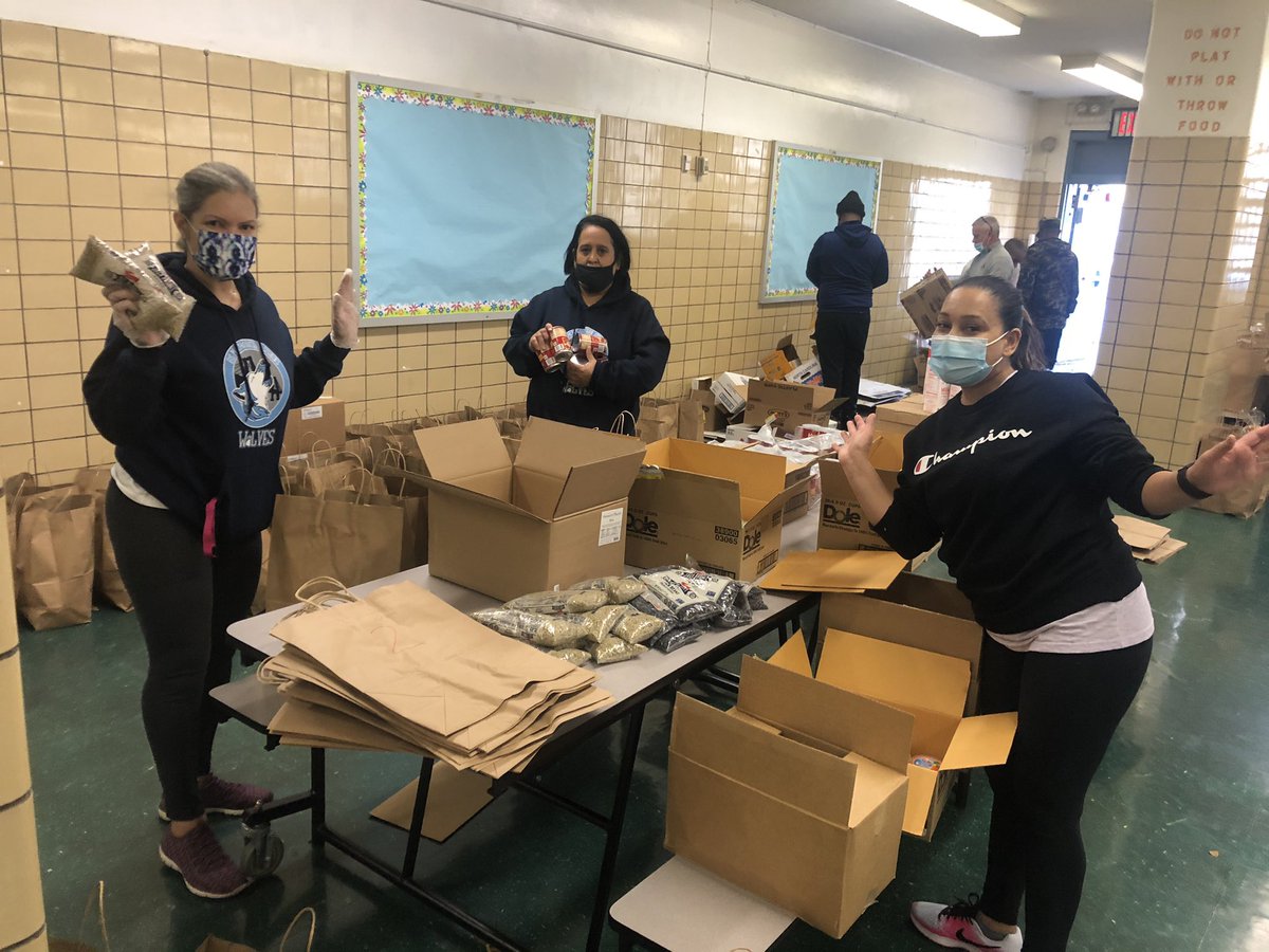 PSMS140M's tweet photo. 🦃Feeling Grateful to @TrinityWallSt for providing us with this bounty (groceries and thanksgiving dinner for 200 families) to share with our families 💕 Thankful for our PS 140 staff and @EdAlliance staff for help us pack and distribute. @District1NYC @1ManhattanTeam https://t.co/ThyK7RAYEz