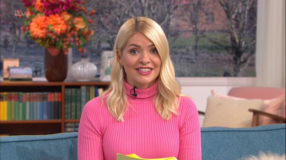 hollywillslove's tweet photo. #hollysbestbits: Pretty in pink. Doesn’t even come close. #pinkhot 🔥💘😍 https://t.co/jLlXbBIXhb
