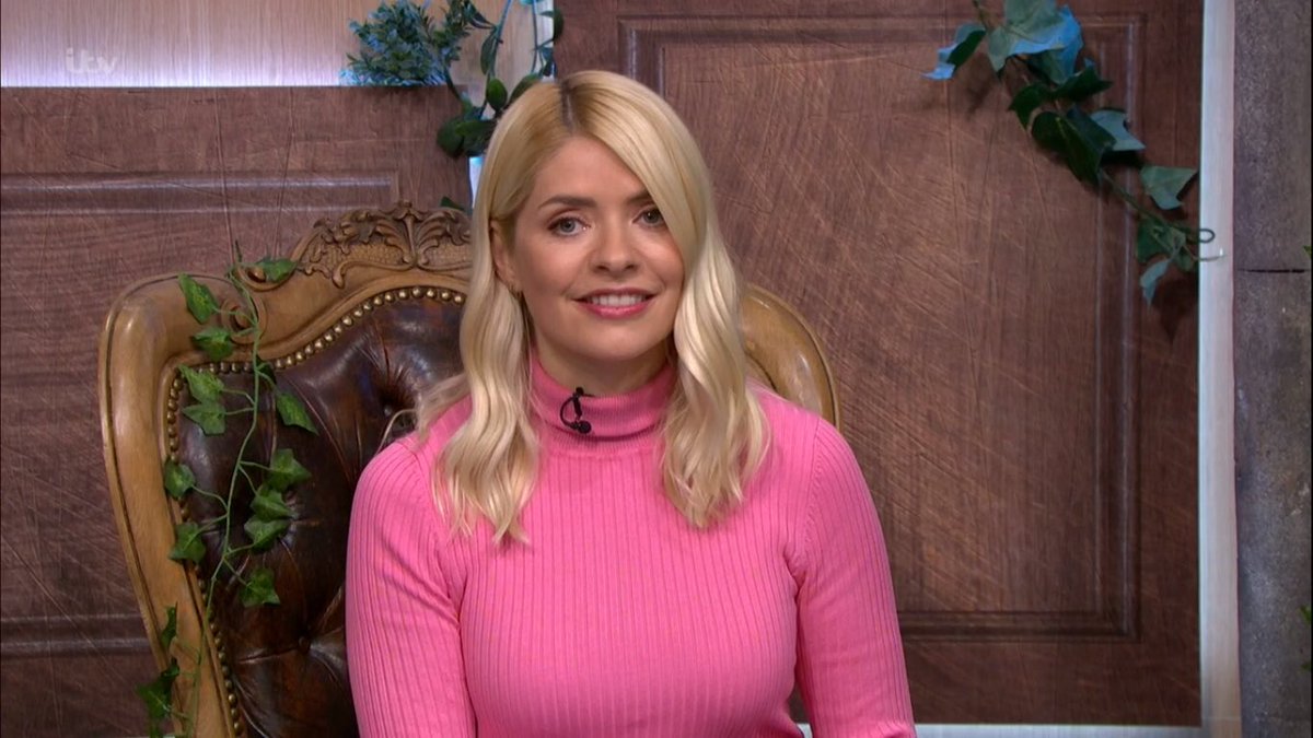 hollywillslove's tweet photo. #hollysbestbits: Pretty in pink. Doesn’t even come close. #pinkhot 🔥💘😍 https://t.co/jLlXbBIXhb