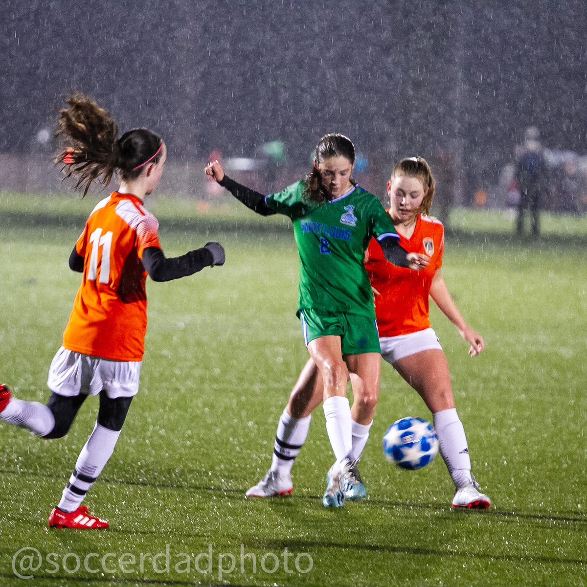 soccerdadphoto's tweet photo. A very soggy game between @StSteamers 06/07 Blue vs @KolpingKicks1 Brann 06 Saturday evening @LouFuszSoccer #soccer #soccerdadphoto @slysaleague https://t.co/ZbHh0bjdKv