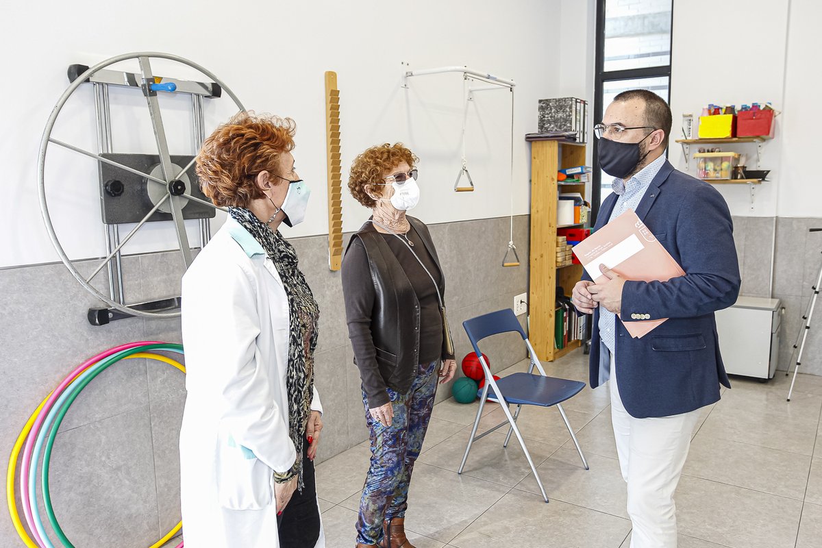 VicepresidenRM's tweet photo. Conociendo las recientes instalaciones del Centro de Día de @AFAMUR y posterior reunión con la Federación de Familiares de Enfermos de #Alzheimer  #FFEDARM  para continuar trabajando sobre las necesidades de atención y promoción de la autonomía personal de nuestros mayores. https://t.co/dsIzvw6uFJ