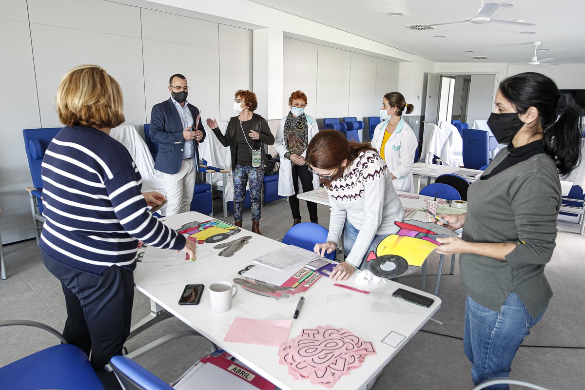VicepresidenRM's tweet photo. Conociendo las recientes instalaciones del Centro de Día de @AFAMUR y posterior reunión con la Federación de Familiares de Enfermos de #Alzheimer  #FFEDARM  para continuar trabajando sobre las necesidades de atención y promoción de la autonomía personal de nuestros mayores. https://t.co/dsIzvw6uFJ