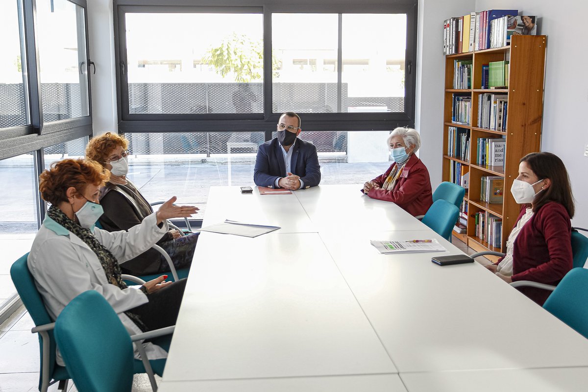 VicepresidenRM's tweet photo. Conociendo las recientes instalaciones del Centro de Día de @AFAMUR y posterior reunión con la Federación de Familiares de Enfermos de #Alzheimer  #FFEDARM  para continuar trabajando sobre las necesidades de atención y promoción de la autonomía personal de nuestros mayores. https://t.co/dsIzvw6uFJ