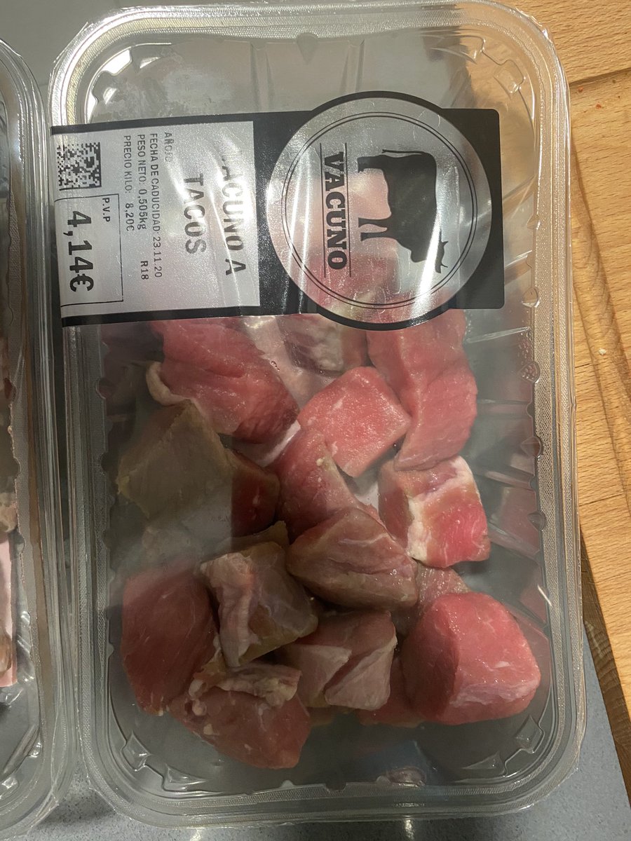 Daniel_ReinaJ's tweet photo. @Mercadona seguro que estos tacos de carne caducan el 23/11/2020? , porque parecen que llevan un año caducado....
No me he atrevido ha abrir el envase con el color que tienen parecen de la época de los godos Siglo v.
Creo que al jefe no se le debe vender esta carne @Mercadona https://t.co/E9saAM6dkJ