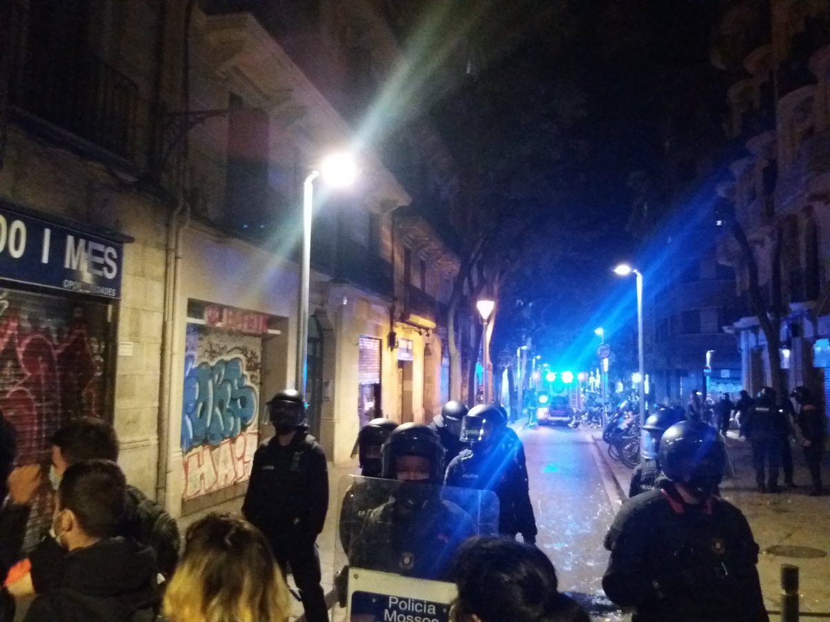 Seguim al carrer al Raval defensant a les veïnes de la especulació, la policia i la inseguretat capitalista.

Front als desnonaments, l'única garantia de pa i el sostre és el poble organitzat.
No defallirem.

#Raval
#StopDesnonaments
#ZonaDeGuerra