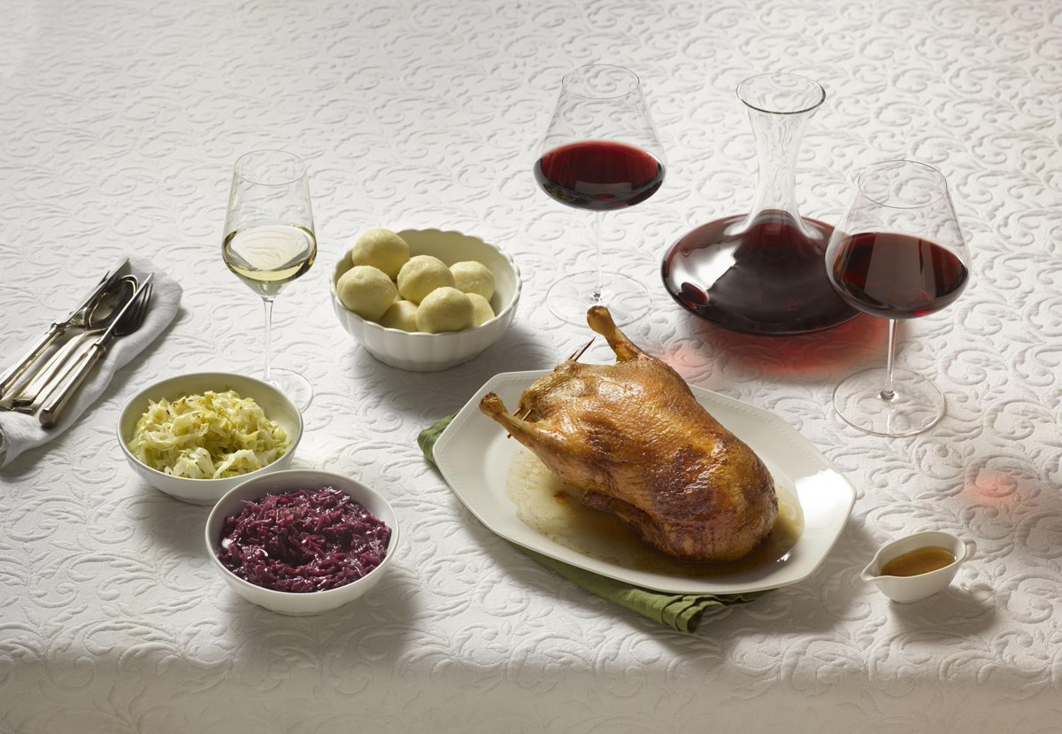 AustrianwineUSA's tweet photo. What's on your #ThanksgivingTable this year? Might we suggest a #Martinigansl instead of a turkey for a little spot of fun? Pair with a #Blaufrankisch from Mittelburgenland or a Burgenland Chardonnay for a special treat.

#AustrianWine https://t.co/AhQypweXIi