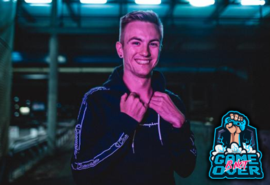 1UP_GINO's tweet photo. [ 🔵 Ankündigung ]
Almester is Live!
Pure ostdeutsche Unterhaltung im feinsten Dorfgucci ist angesagt!
https://t.co/EcRwhU5IOB

#TwitchDe #BunkerSupport 🐦@ttvAlmester https://t.co/sfo3Sl5Oc2
