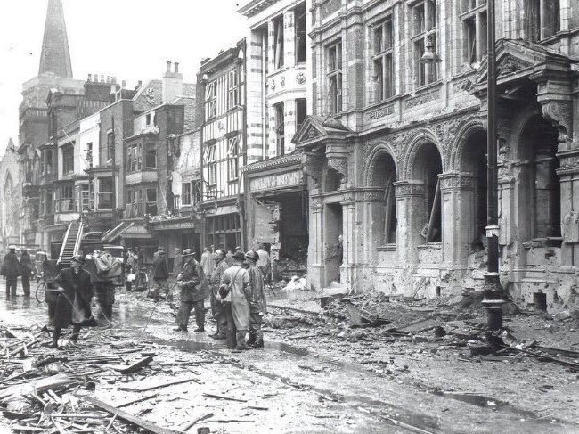 Southampton High Street during the Blitz in November 1940 and a similar view in November 2020. The Red Lion pub can be seen here. It has been a pub since 1552 and, despite being damaged during the bombing, it’s still going today. Holyrood Church can be seen in the distance.