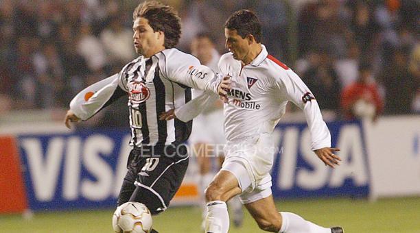 Santos y Liga de Quito es el otro cruce con historial en la Libertadores. 4 juegos y 2 triunfos para cada uno de local. En los octavos de 2004 tras perder 4 a 2 en Quito, Santos ganó 2 a 0 y 5 a 3 en los penales en su casa. En fase de grupo de 2005 un triunfo para cada uno.