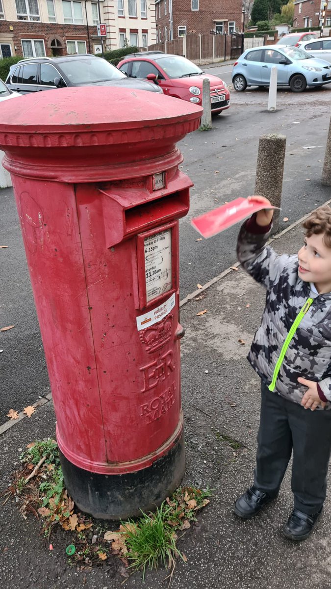 Tink6788's tweet photo. That's Harrison's letter finished and posted. 😁🎅

@HartleyBrookPri 

#Christmas2020 #nicelist #lettertosanta https://t.co/yX4zleIvFw