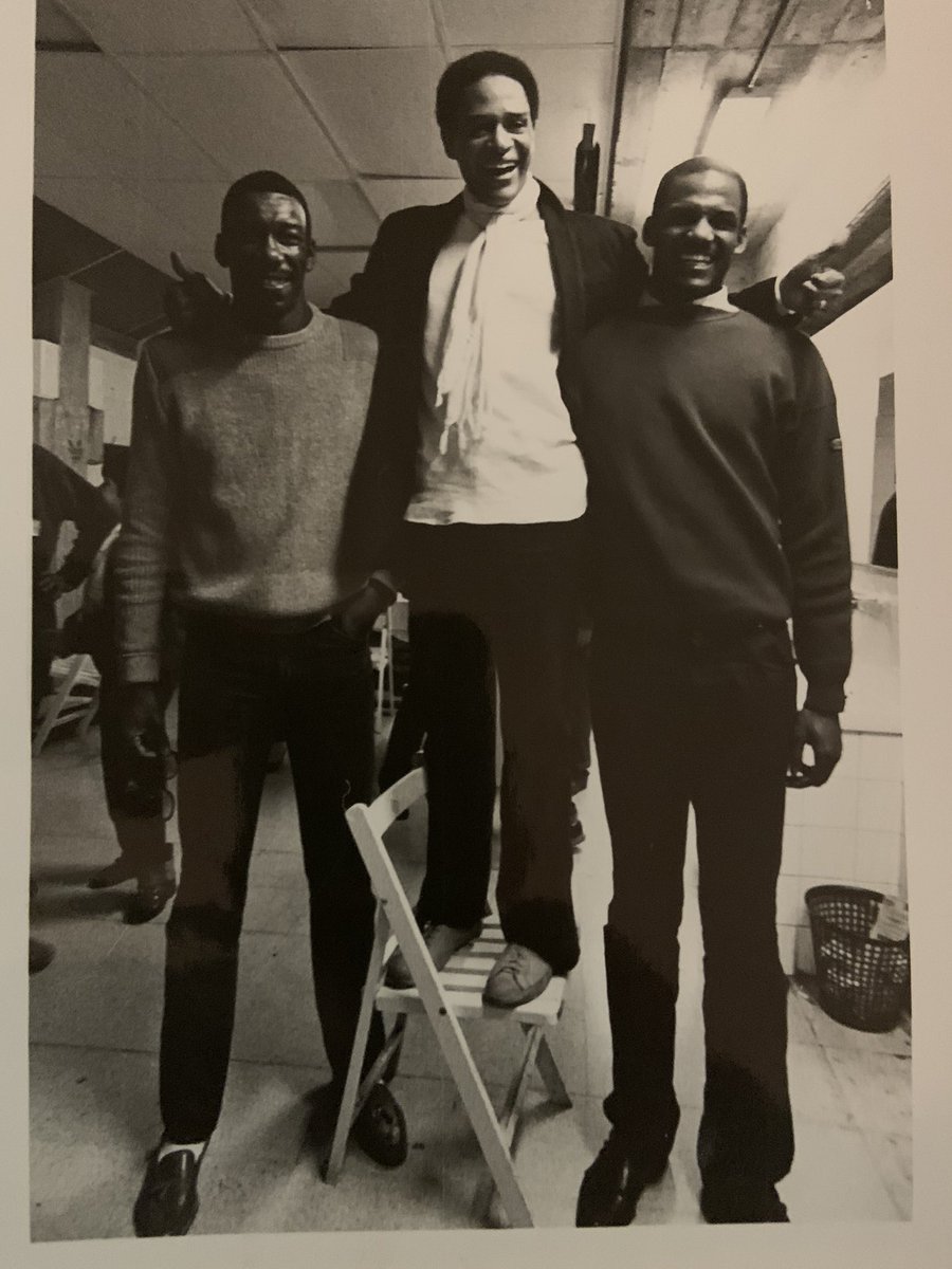 Baloncesto y jazz. Quien es el cantante?