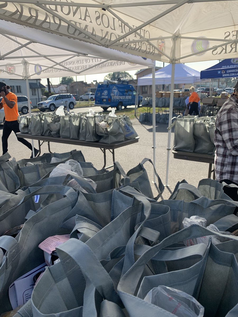 Community_STEPS's tweet image. For the 4th year in a row, we were honored to join the office of Councilmember Marqueece Harris-Dawson, the Community Safety Partnership team of the LAPD, the Neighborhood Council, Everytable, and so many other community partners in Harvard Park to give away Turkeys and produce.