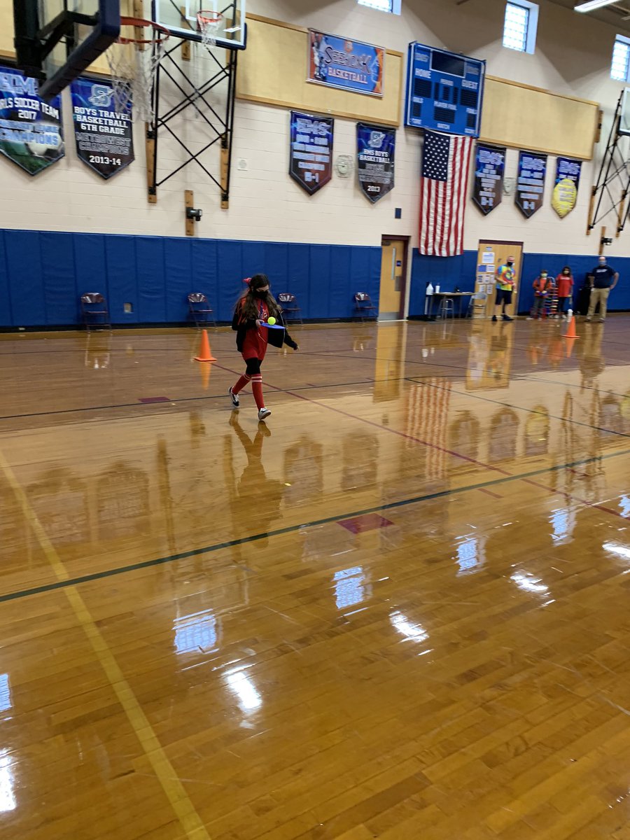 HurleyMiddle's tweet photo. Red Team Cohort A paddle challenge and basketball shoot! #SpiritGames https://t.co/X4oxUTza5o