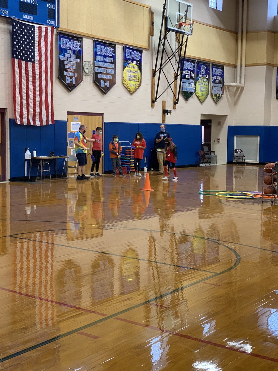 HurleyMiddle's tweet photo. Red Team Cohort A paddle challenge and basketball shoot! #SpiritGames https://t.co/X4oxUTza5o