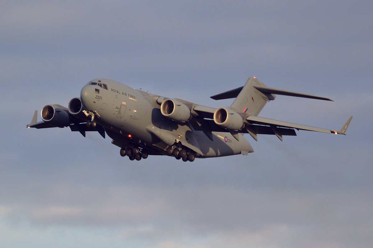 jamyt123's tweet photo. And finally, a lovely sequence of approaches from a @RoyalAirForce @BoeingDefense C-17 Globemaster III #ZZ171 #RRR821 #ASCOT821 from @RAFBrizeNorton's @99Sqn to finish the afternoon excitement at @EMA_Airport  #avgeek #egnx #c17 https://t.co/iFP3AImdqD
