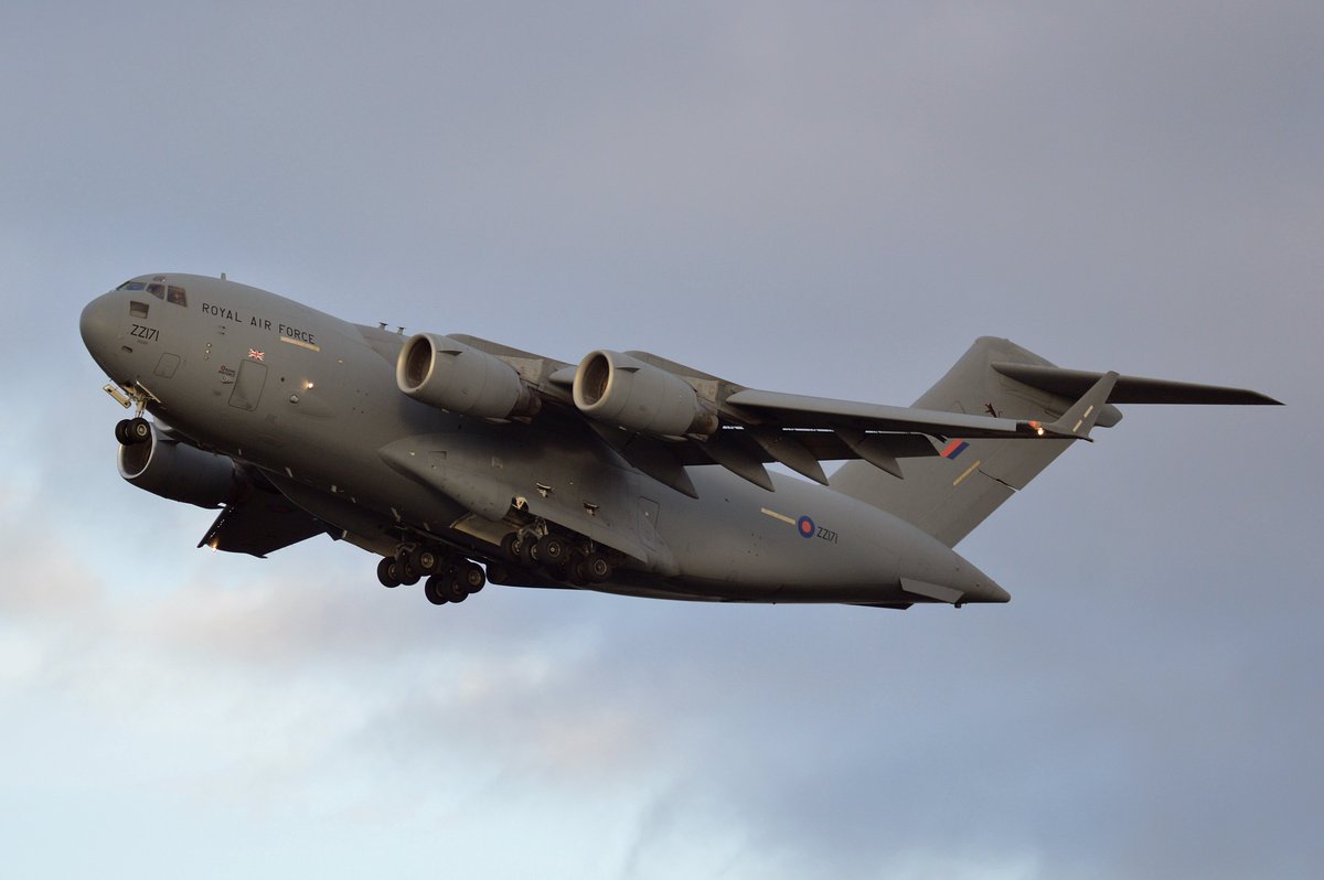 jamyt123's tweet photo. And finally, a lovely sequence of approaches from a @RoyalAirForce @BoeingDefense C-17 Globemaster III #ZZ171 #RRR821 #ASCOT821 from @RAFBrizeNorton's @99Sqn to finish the afternoon excitement at @EMA_Airport  #avgeek #egnx #c17 https://t.co/iFP3AImdqD