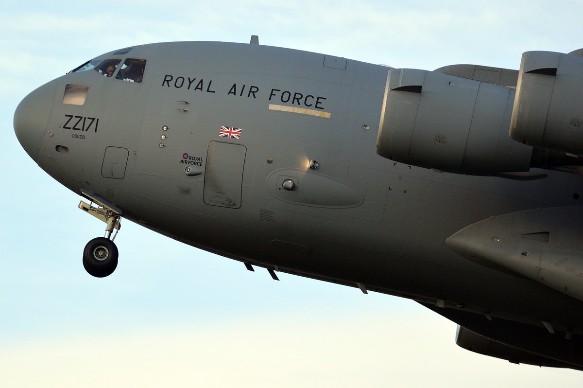 jamyt123's tweet photo. And finally, a lovely sequence of approaches from a @RoyalAirForce @BoeingDefense C-17 Globemaster III #ZZ171 #RRR821 #ASCOT821 from @RAFBrizeNorton's @99Sqn to finish the afternoon excitement at @EMA_Airport  #avgeek #egnx #c17 https://t.co/iFP3AImdqD