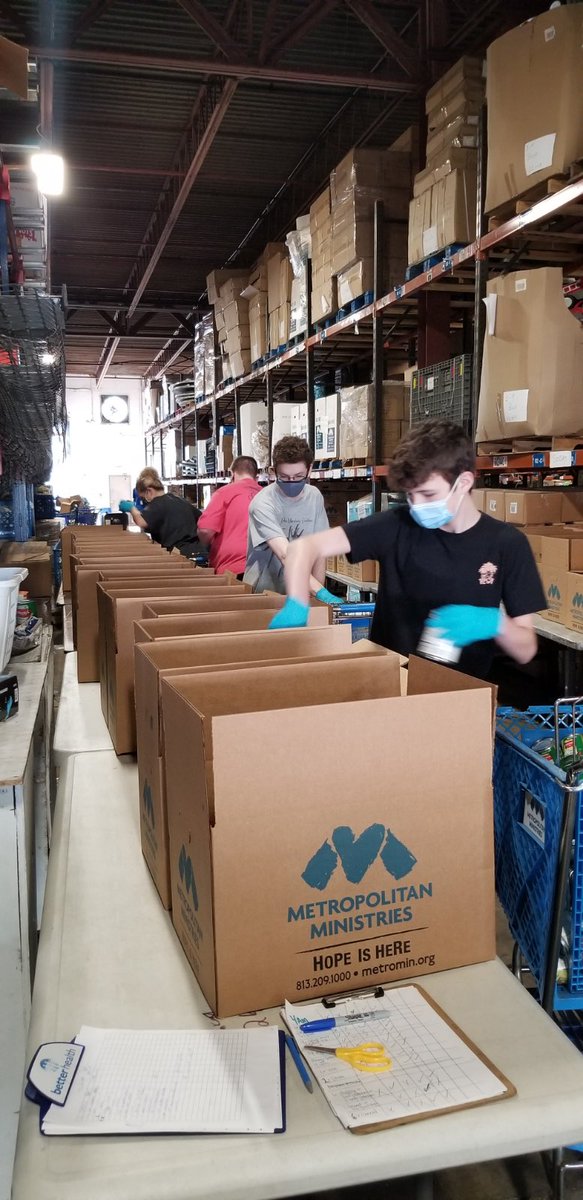 claywellcougars's tweet photo. @HillsboroughSch Our first day on break and our staff and students are volunteering at Metropolitan Ministries. I believe this is six years in a row. It feels great to pay it forward. @AddisonGDavis @JohnLMann #cogarpride #Leadingthroughpositivity https://t.co/DxmkGr2Xwg