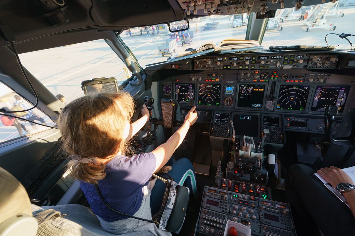 elmundotoday's tweet photo. Dos de cada tres pilotos de avión empezaron de niños pidiendo ver la cabina y quedándose en ella: https://t.co/fvO33UhELc https://t.co/jwCSwmvvpE
