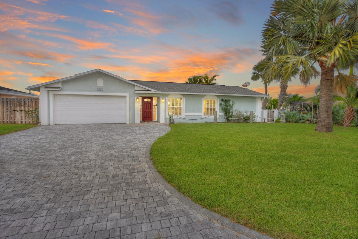 StarsOfPremier's tweet photo. Lovely waterfront home in #historicPonceInletwith #stationarydock & #floatingdock #waterfronthomePonceInletFL #MultipleDocks #CanalFront #AirConditionedGarage #plantationShutters #HurricaneImpactWindows #PaveredPatioandDriveway #32127Waterfronthomes https://t.co/dWrB0MTgPN