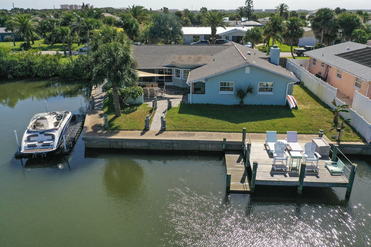 StarsOfPremier's tweet photo. Lovely waterfront home in #historicPonceInletwith #stationarydock & #floatingdock #waterfronthomePonceInletFL #MultipleDocks #CanalFront #AirConditionedGarage #plantationShutters #HurricaneImpactWindows #PaveredPatioandDriveway #32127Waterfronthomes https://t.co/dWrB0MTgPN
